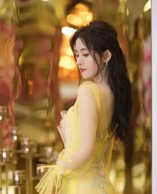 四千年美女鞠婧祎好清纯,淡黄色纱裙真惊艳,好身材令人羡慕