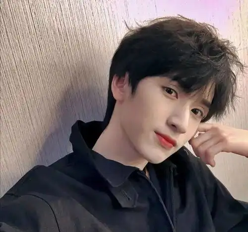 严浩翔晒学习日常,心情不受黄锐内涵影响,分享的歌曲有深意