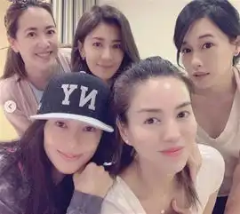 贾静雯同框关颖齐伸美腿不科学发现撞鞋了