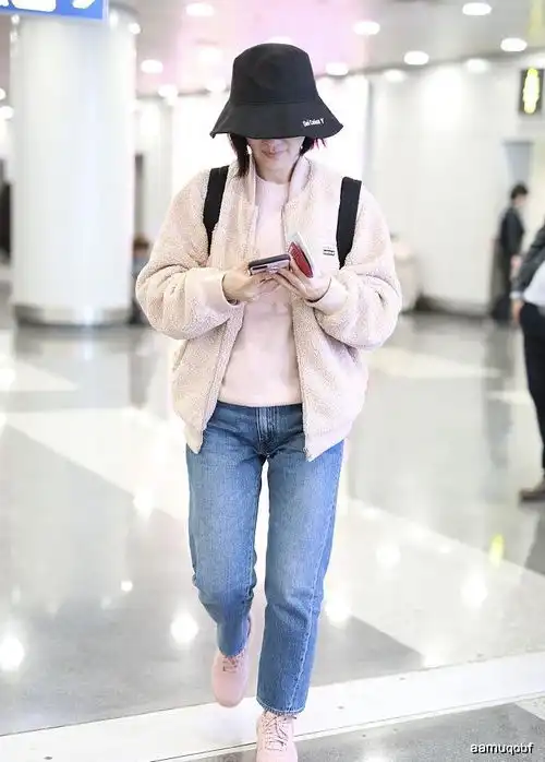 44岁胡可现身机场,粉衣搭粉鞋清新减龄,俩娃辣妈有颗少女心