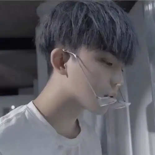 暖黄色系男生头像阳光