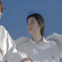 情侣头像一男一女背景背景是蓝天的一男一女情头