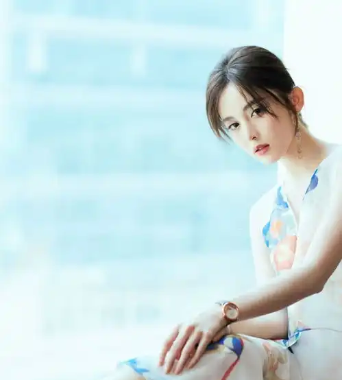 古力娜扎还真是会搭,袜子露出鞋子外一样潮流,网友腿长的优势