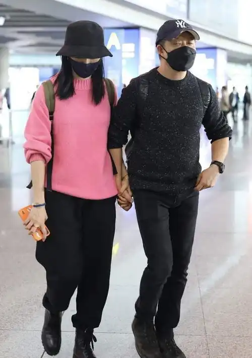 姚晨牵手老公在机场秀恩爱,穿粉色毛衣配小黑裤,满满的少女心