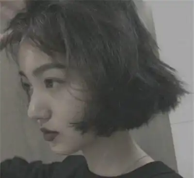 一瞬间击中你的文案在别人眼中,我崩溃的原因总是微不足道的