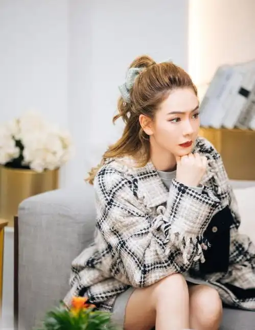 戚薇敢说也敢穿,穿小香风外套随性大气,漫画腿是真抢镜