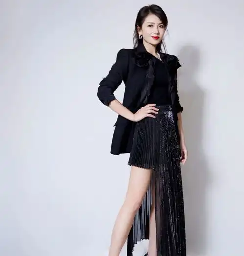 40刘涛气质开挂了,这么素雅的裙子都能穿出高级感,看着都心动