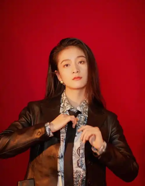 欧阳娜娜一身粉色好少女,周冬雨的荷叶边衬衫配西装甜酷极了