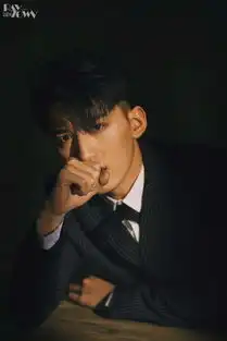 常喆宽拜托啦师兄热播时尚大片演绎西装衬衫禁欲男友风