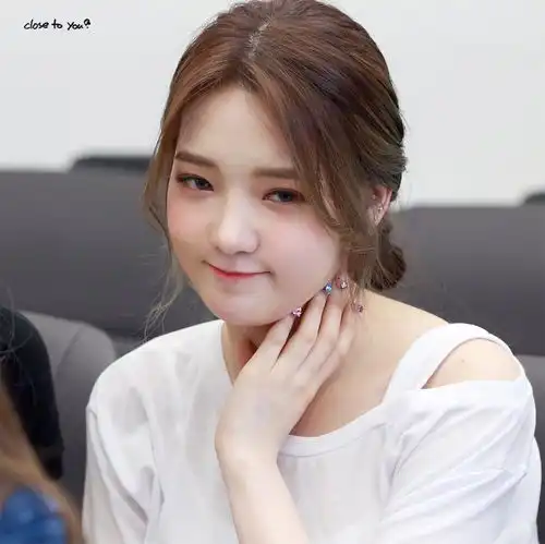 养眼美图楼朦胧系美女卢知宣