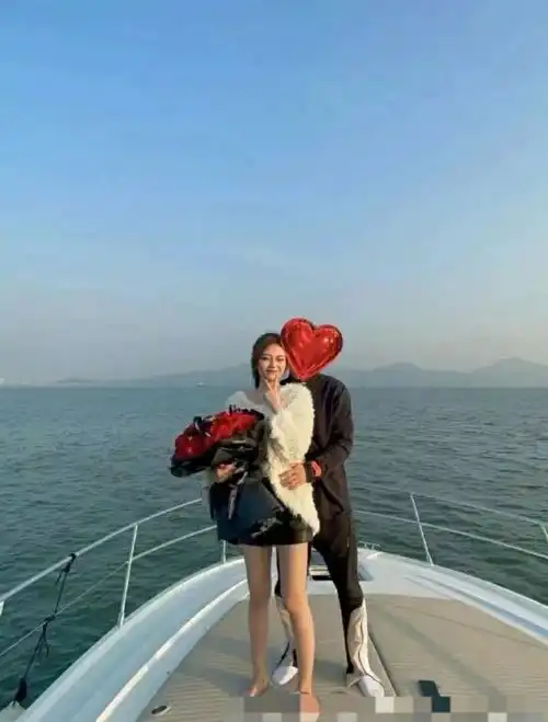 张哲瀚疑似求婚成功,女方肤白貌美大长腿,五年前曾被拍戴情侣帽