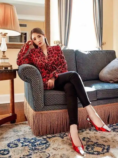 孟美岐玩转性感风新境界蕾丝包臀裙大胆妖娆,冷艳神情简直绝了