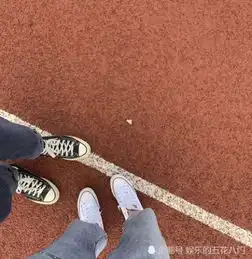 允恩面条鞋带火了,白色帆布鞋搭配松垮鞋带系法,00后标配