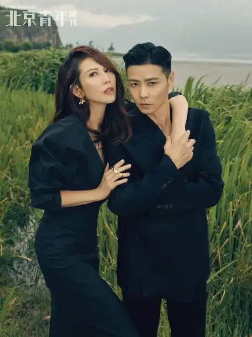 蔡少芬张晋湿地大片曝光,黑色系穿搭复古又养眼,真是天生一对