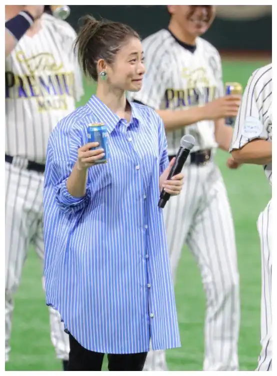 石原里美气质干净又清纯,穿男友衬衫就系一个扣,少女感不是吹的