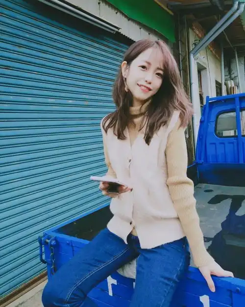 邻家系少女佑儿精巧脸蛋萌甜可爱,清新气质让男粉被恋爱淹没