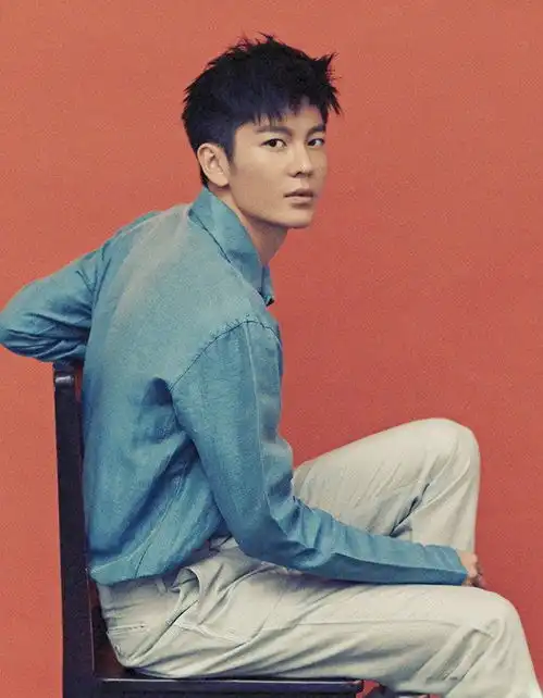 吴磊关晓彤王嘉同框,植物系的穿搭,你pick哪位少年