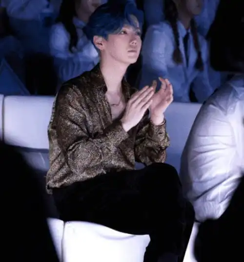 鹿晗染蓝发参加活动,豹纹衬衫穿出韩系感,分分钟成禁欲男神