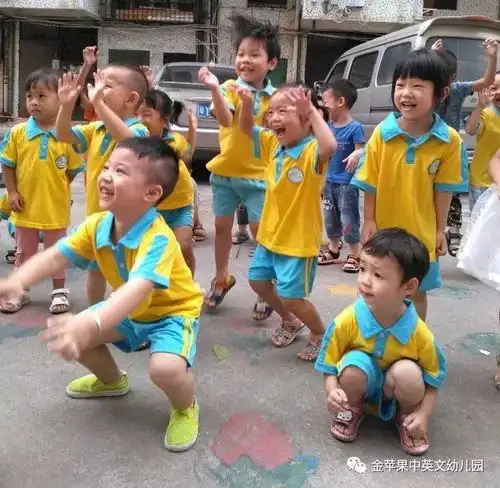 金苹果中英文第三幼儿园好玩的呼啦圈