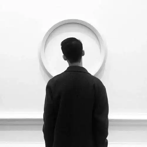 2023最新黑白高级感有格调男生背微信头像我要个性网