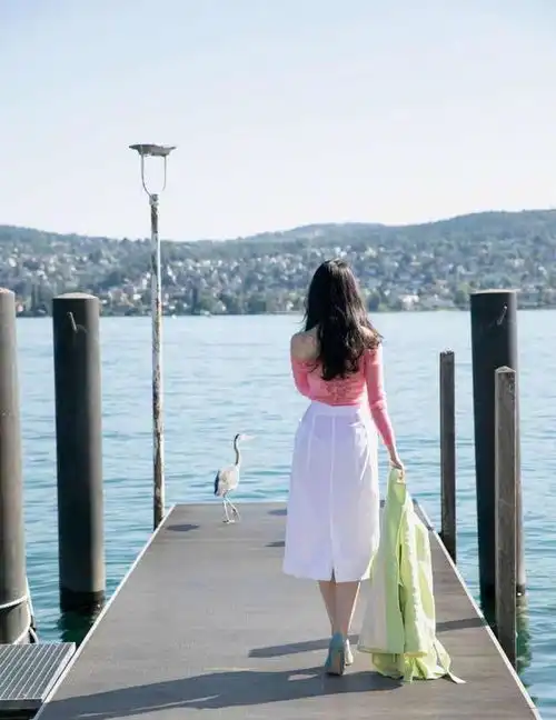 刘亦菲晒一年前夏日写真,蜜桃粉上衣配白裙,背影窈窕如人间尤物