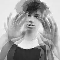 橙色系头像男侧颜黑白