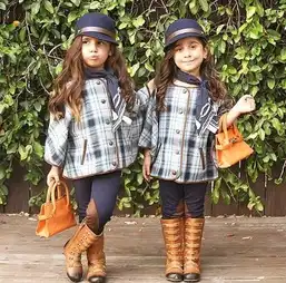 英双胞胎小姐妹潮气十足爆红网络