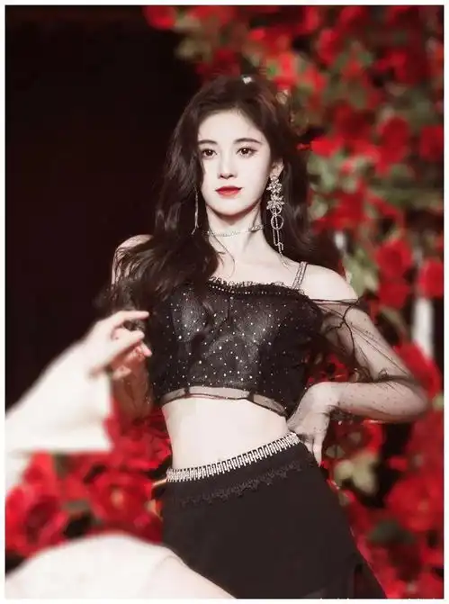 黑色系的鞠婧祎