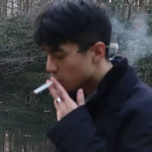 男生头像假装忙碌假装不辛苦假装不想你