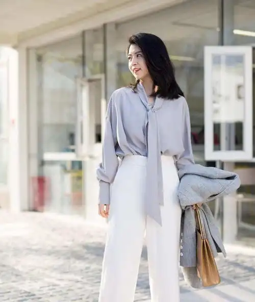 优雅的中年女人,建议夏季多穿衬衫阔腿裤,这3要很关键
