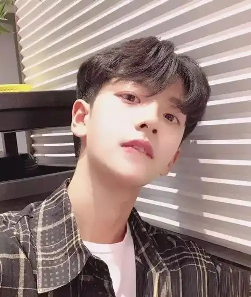 qq头像男生韩系中分男神