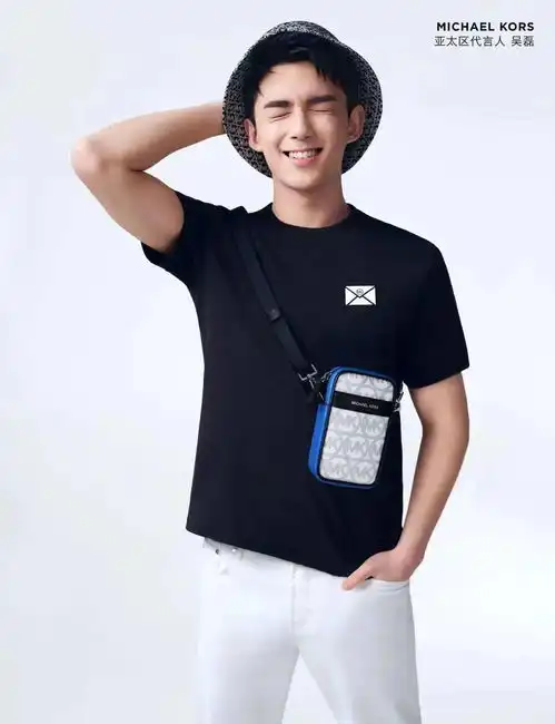 被louisvuitton秀上的吴亦凡感动了,周冬雨改行当店员了