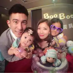 咘咘一周岁贾静雯晒全家照,现代风格家装抢眼