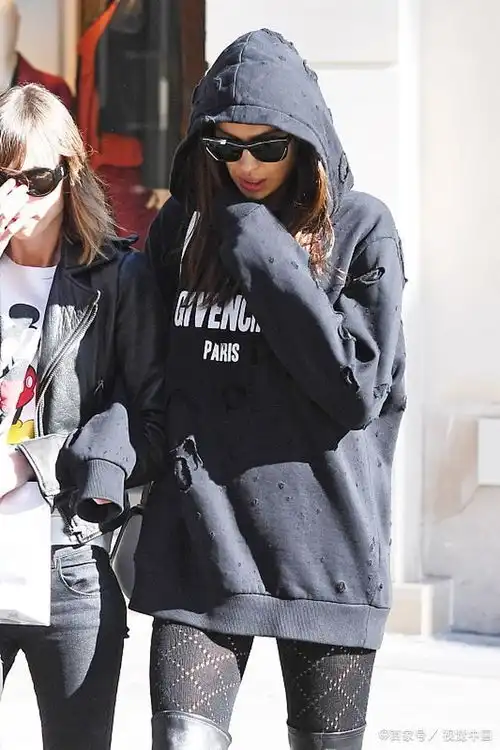 李菲儿变胖后首次走机场,穿彩虹色系卫衣搭破洞黑裤,太绿太惊艳