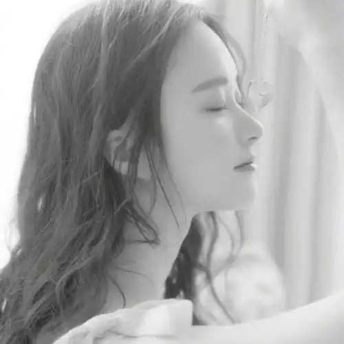 黑色系女生可爱头像低调