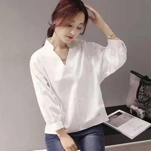 白色的纯棉衣服沾上了油很难清洗,该怎样做才能把它清洗干净,还不损伤衣服