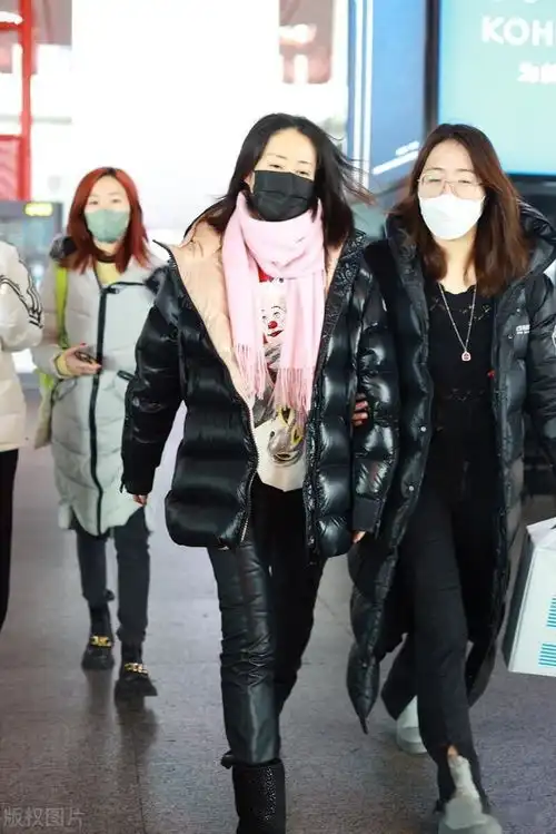 刘敏涛现身北京机场,黑色羽绒服,粉色围巾时尚保暖