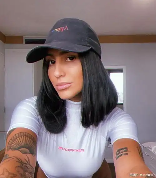 环球美女25岁巴西辣妹,因真人秀知名,凭借时尚穿搭美出天际