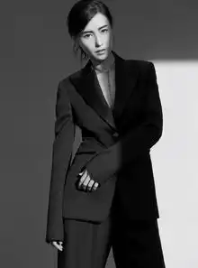 张柏芝出写真,穿黑色貂皮大衣秀香肩,状态完胜少女