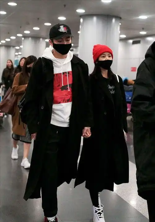 陈晓陈妍希带孩子出门,一家三口穿情侣装,黑色系简单又低调