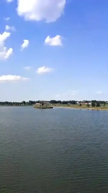 蓝天白云,平静湖水好像一副美丽的山水画