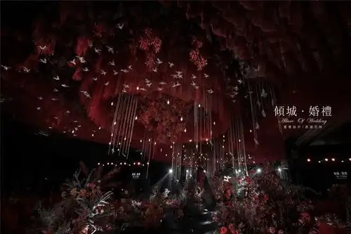 一场红黑色系的时尚婚礼,轻奢大气的高级空间感