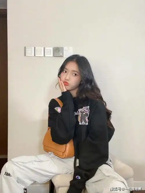 鲶鱼系美女林允的穿搭分享,可盐可甜太适合学生党了吧