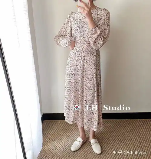 我有一件粉色的毛呢马甲,想搭配长款连衣裙,外面配上风衣,但是连衣裙和风衣的颜色和款式不知道怎么选择