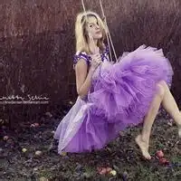 纯淡紫色背景女生头像