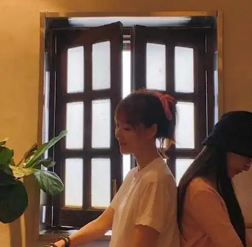 唐嫣美回11年前紫萱蜡笔小新式粗眉太抢镜,主持人闺蜜竟然更美