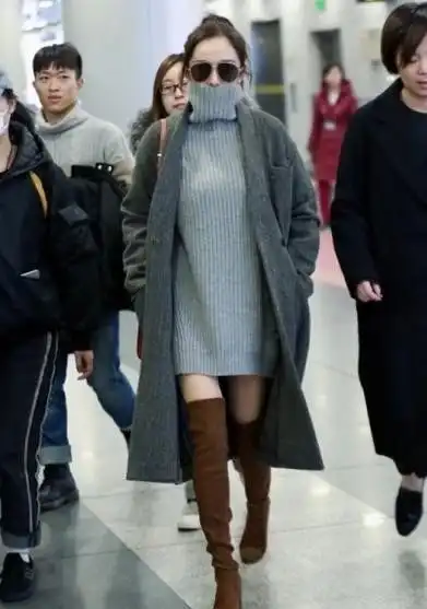 杨幂跨年排练太会穿,身穿黑色风衣玩转潮流,腰挎水壶就上阵