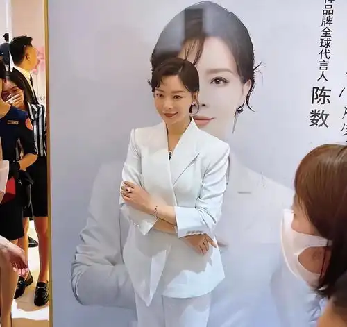 陈数厉害了,普通的西装穿在她身上就很显高级,这状态没得挑