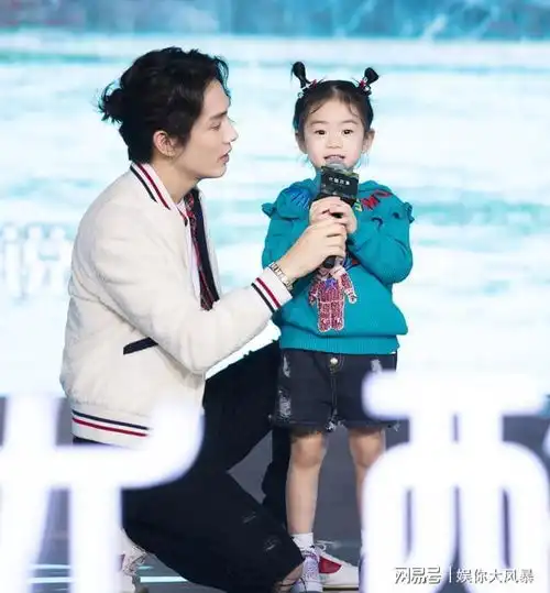 戚薇36岁生日,穿粉色纱裙少女感满满,与李承铉四目相对甜蜜爆棚