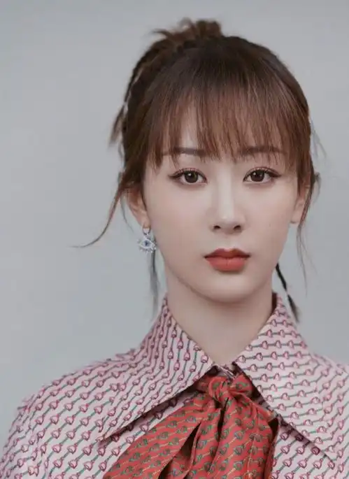 佟年穿搭太少女,粉色发带和兔子耳机,杨紫搭配珠宝满满少女心